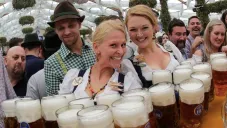 Oktoberfes, y la tradicional manera de servir cerveza de barril