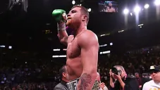 Canelo festeja tras vencer pelea contra Jacobs