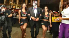 Mil Máscaras arriba a la Arena México en compañía de dos edecanes