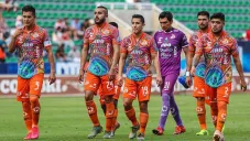 Jugadores de Alebrijes al final de un partido