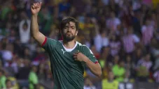 Rodolfo Pizarro festeja un gol con Chivas