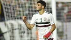 Raúl Jiménez festeja un gol con el Tri