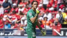 Toño Rodríguez durante un duelo con Chivas