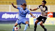 Jugadores pelean el esférico en un Dorados vs Tampico