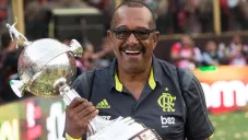 Jorge Luiz Domingos, 'Jorginho' posa con la Copa Libertadores