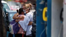 Familiares de pacientes con coronavirus afuera de un hospital