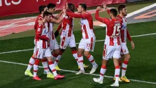 Jugadores de la Estrella Roja celebran un gol