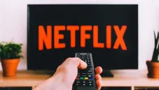 Usuario ingresando a la plataforma de Netflix