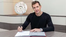 Miroslav Klose posa durante la firma de su contrato