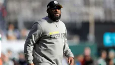 Mike Tomlin en un entrenamiento con Pittsburgh Steelers