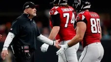 Jugadores de Atlanta saludan a su coach, Dan Quinn