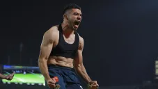 Henry Martín en el festejo de gol contra Pumas