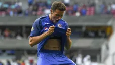 Santiago Giménez, delantero de Cruz Azul, celebrando un gol