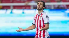 Rodolfo Pizarro durante un duelo con Chivas en Liga