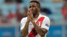 Jefferson Farfán durante un duelo con Perú