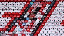 El Estadio Rhein Energie con jerseys sobre las butacas