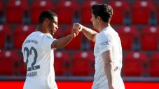 Lewandowski celebra un gol con Serge Gnabry