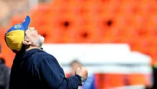 Diego Armando Maradona celebrando la victoria de Gimnasia