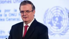 Ebrard durante una presentación