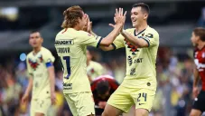 Viñas festeja un gol con Córdova en el Clausura 2020