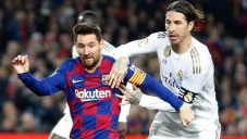 Messi y Ramos pelean un balón en el Clásico de España