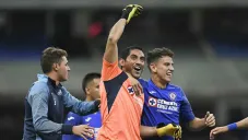 Jesús Corona festeja con sus compañeros un triunfo ante el América