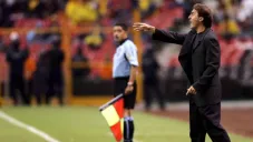 Óscar Ruggeri durante un partido con América