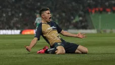 Johan Vásquez festeja un gol con los Pumas