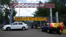 Automóviles bloqueando una de las entradas al Estadio Morelos