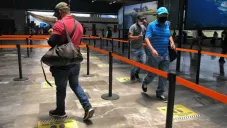 Usuario del Metro, retirado en cápsula tras presentar síntomas de Covid-19
