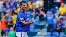 Carlos Hermosillo festeja un gol en un juego de leyendas