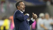 Gustavo Matosas dando indicaciones en la línea de banda