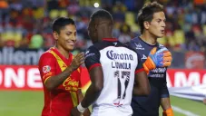 Ruidíaz y Advíncula en saludo