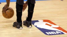 Jugador entrena en una duela de la NBA