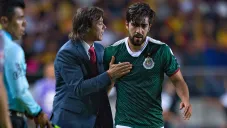 Pizarro recibe indicaciones de Almeyda en su paso por Chivas