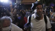 Ronaldinho a su llegada al hotel en Paraguay