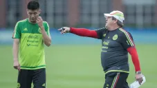 Oribe Peralta y Miguel Herrera en práctica con el Tri