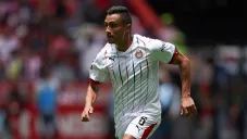 Aris Hernández durante un duelo con Chivas