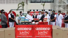 La entrega de los donativos por parte de Andrea