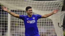 Lucas Passerini festeja un gol con Cruz Azul