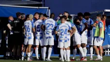 Aguirre le da indicaciones a sus jugadores