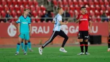 Joven se metió a la cancha durante el partido