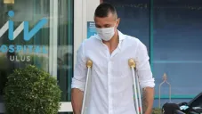 Muslera saliendo del hospital Liv de Estambul