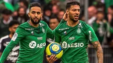 Jugadores del Saint-Étienne durante un duelo en Francia