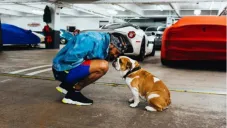 Lewis Hamilton con su mascota Coco