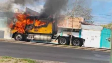 Tráiler es quemado por el crimen organizado