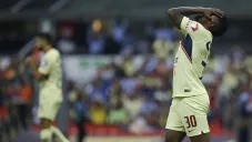 Renato Ibarra se lamenta en un partido con América