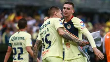 Benedetti y Castillo celebran un gol con América