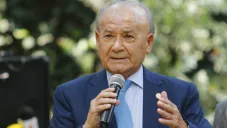 Billy Álvarez en presentación con Cruz Azul