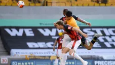 Raúl Jiménez anotando en gol de la victoria ante Bournemouth